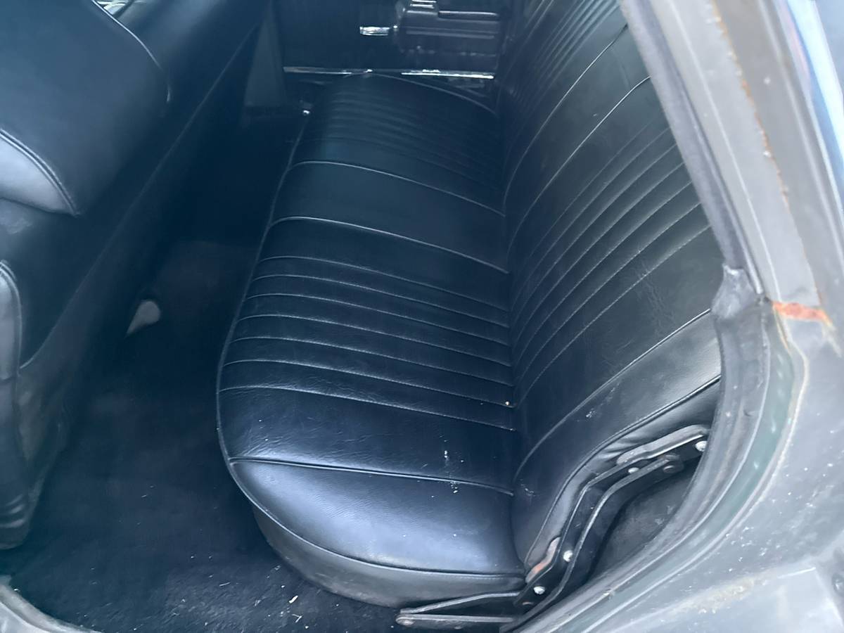 Chevrolet-malibu-wagon-1972-black-9