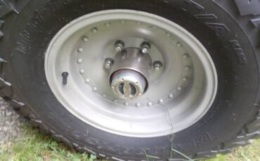 Chevrolet-suburban-12-ton-4wd-1969-grey-13