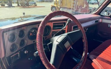 Chevrolet-suburban-1985-brown-318