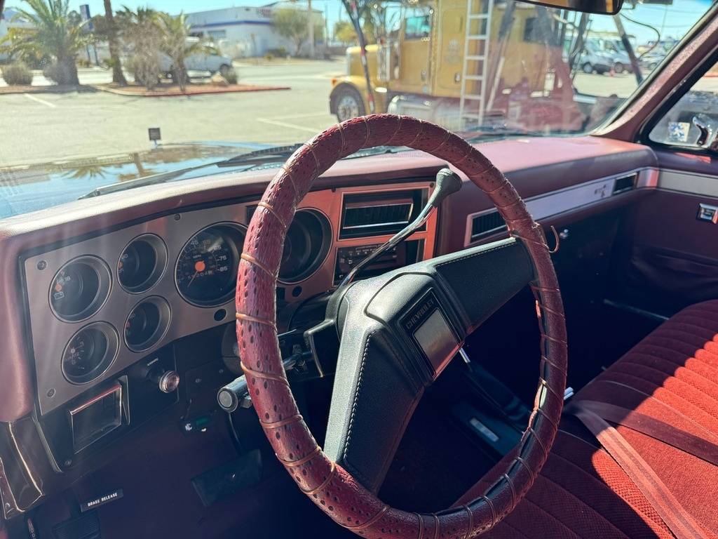 Chevrolet-suburban-1985-brown-318