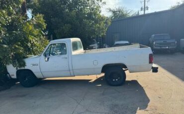 Chevrolet-suburban-1985-white-1