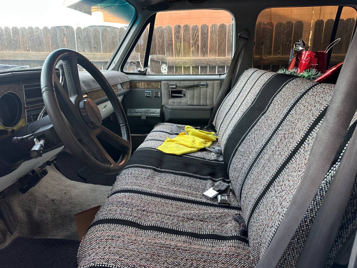 Chevrolet-suburban-1989-silver-2