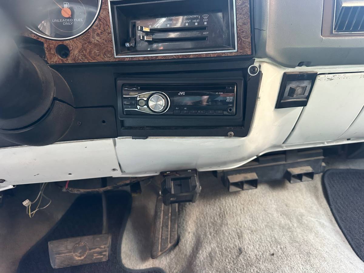 Chevrolet-suburban-1989-silver-5