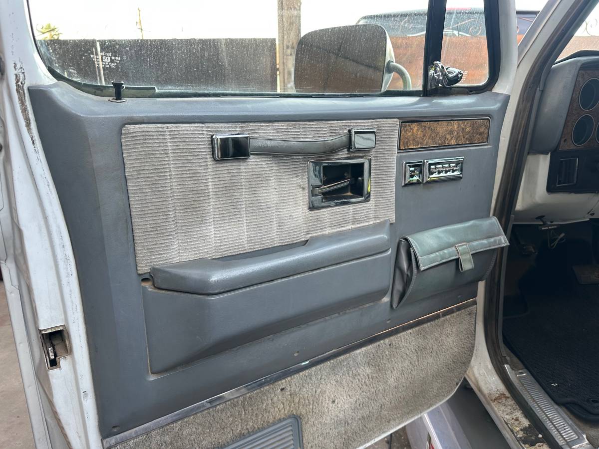 Chevrolet-suburban-1989-silver-6