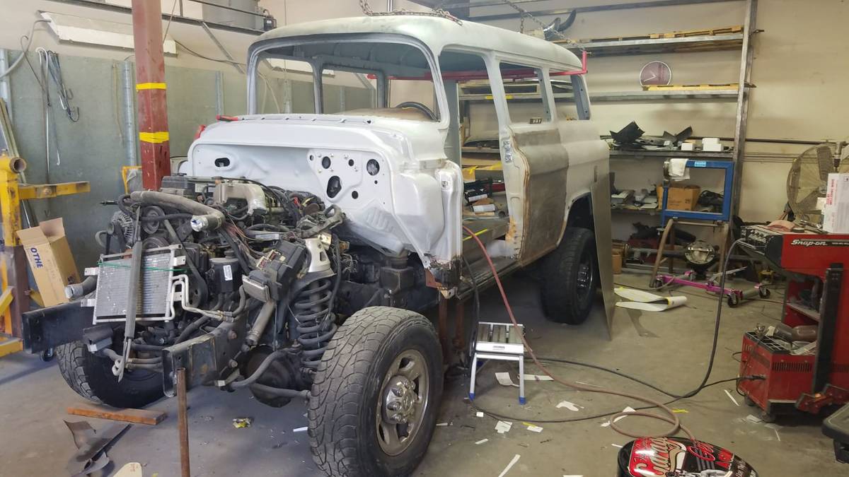 Chevrolet-suburban-diesel-1957