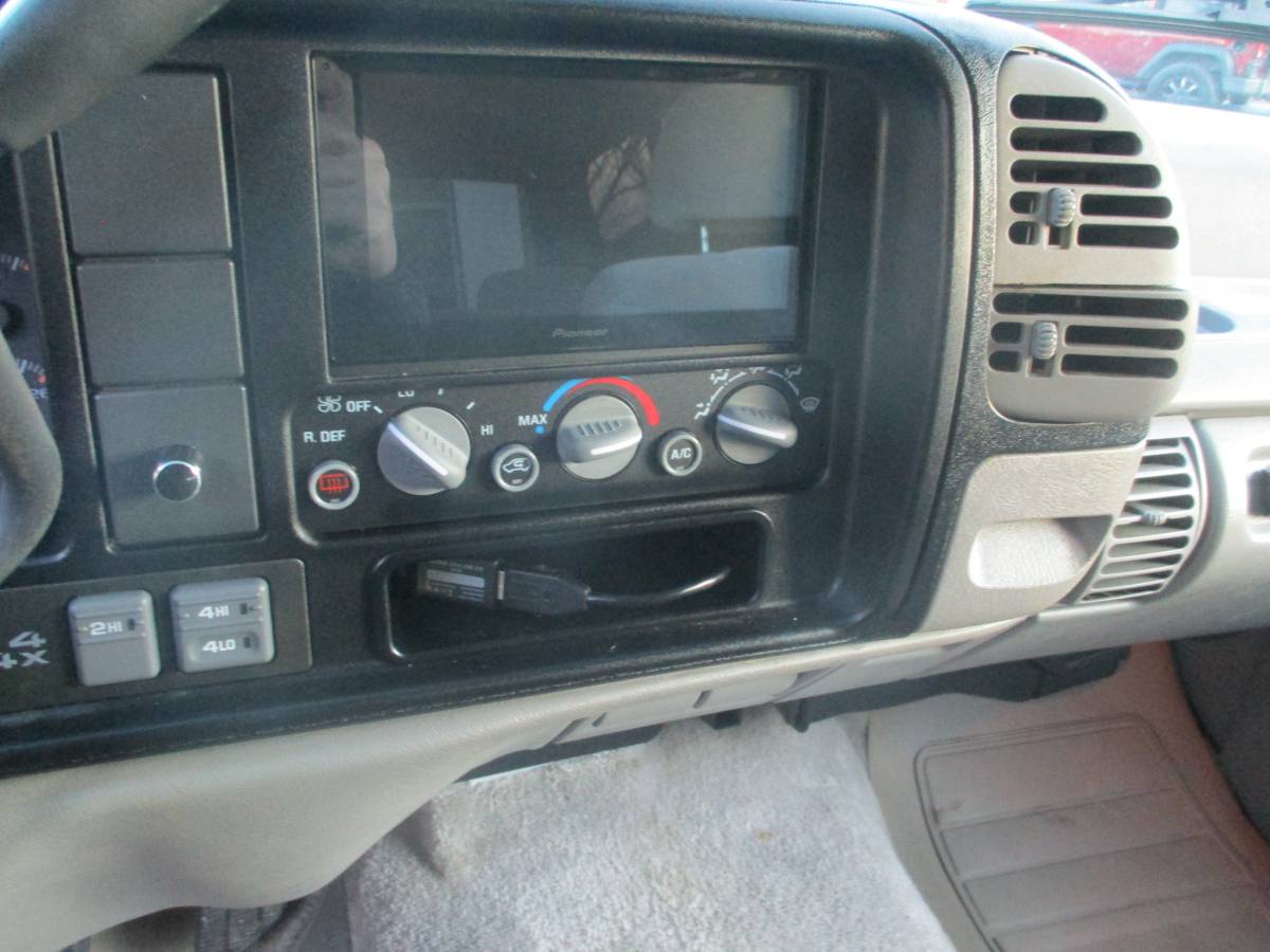 Chevrolet-tahoe-12-ton-nominal-1996-2