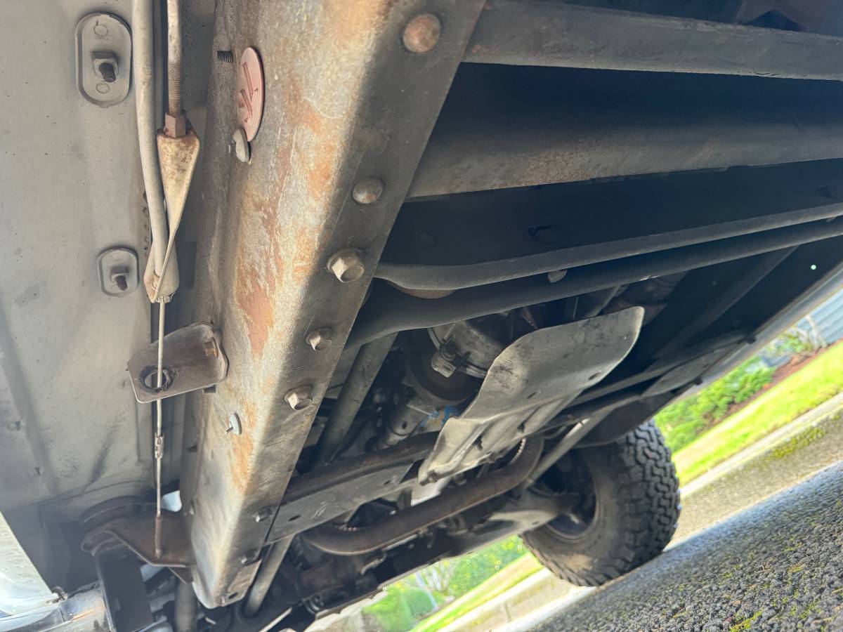 Chevrolet-tahoe-2-door-1992-white-11