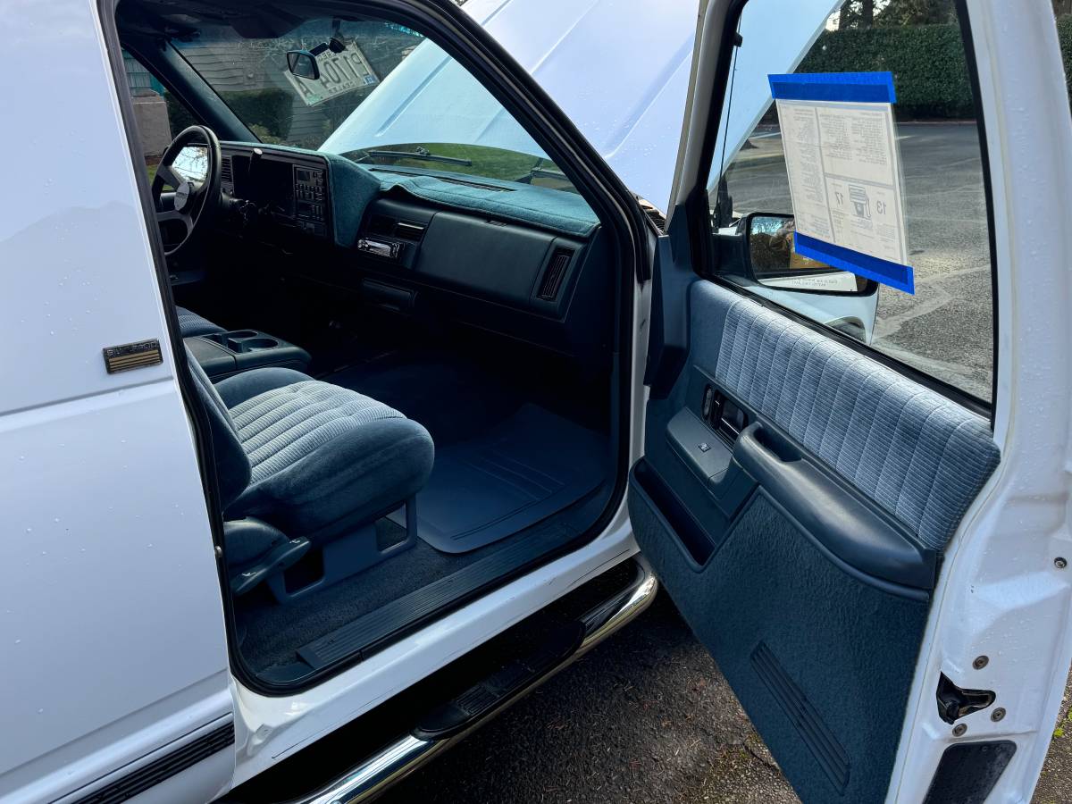 Chevrolet-tahoe-2-door-1992-white-12