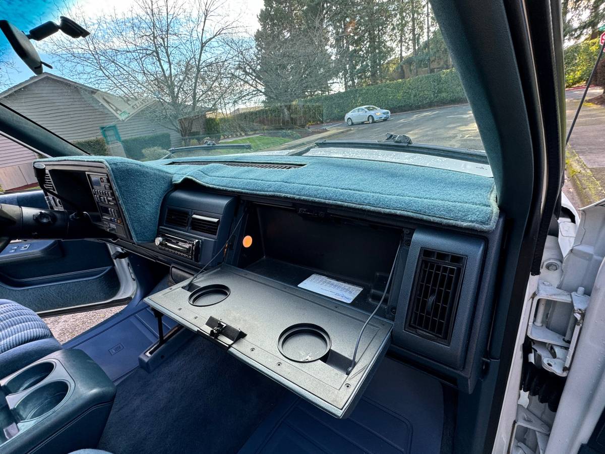 Chevrolet-tahoe-2-door-1992-white-19