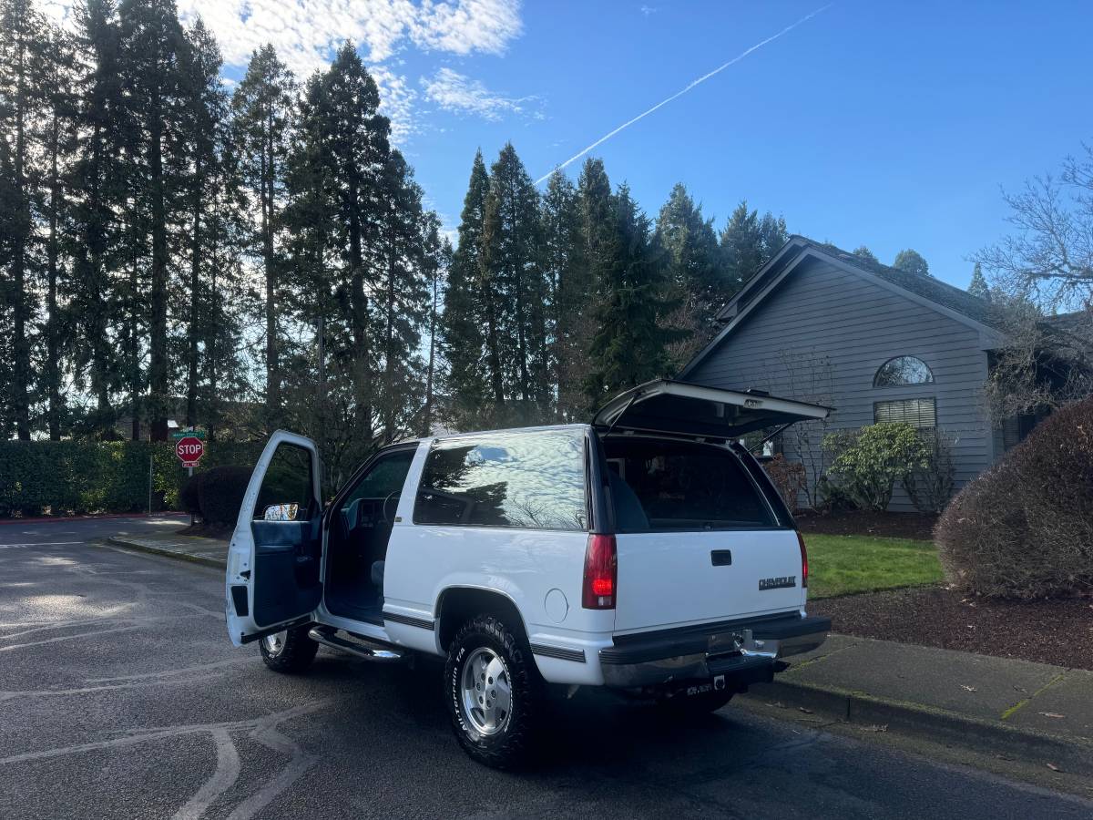 Chevrolet-tahoe-2-door-1992-white-21