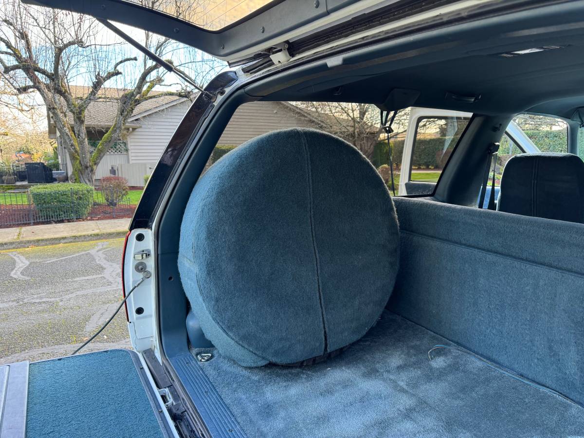 Chevrolet-tahoe-2-door-1992-white-23