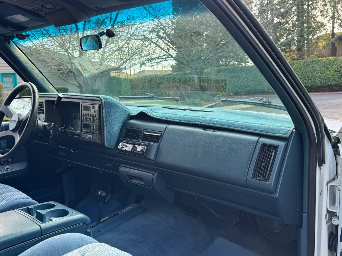 Chevrolet-tahoe-2-door-1992-white-6