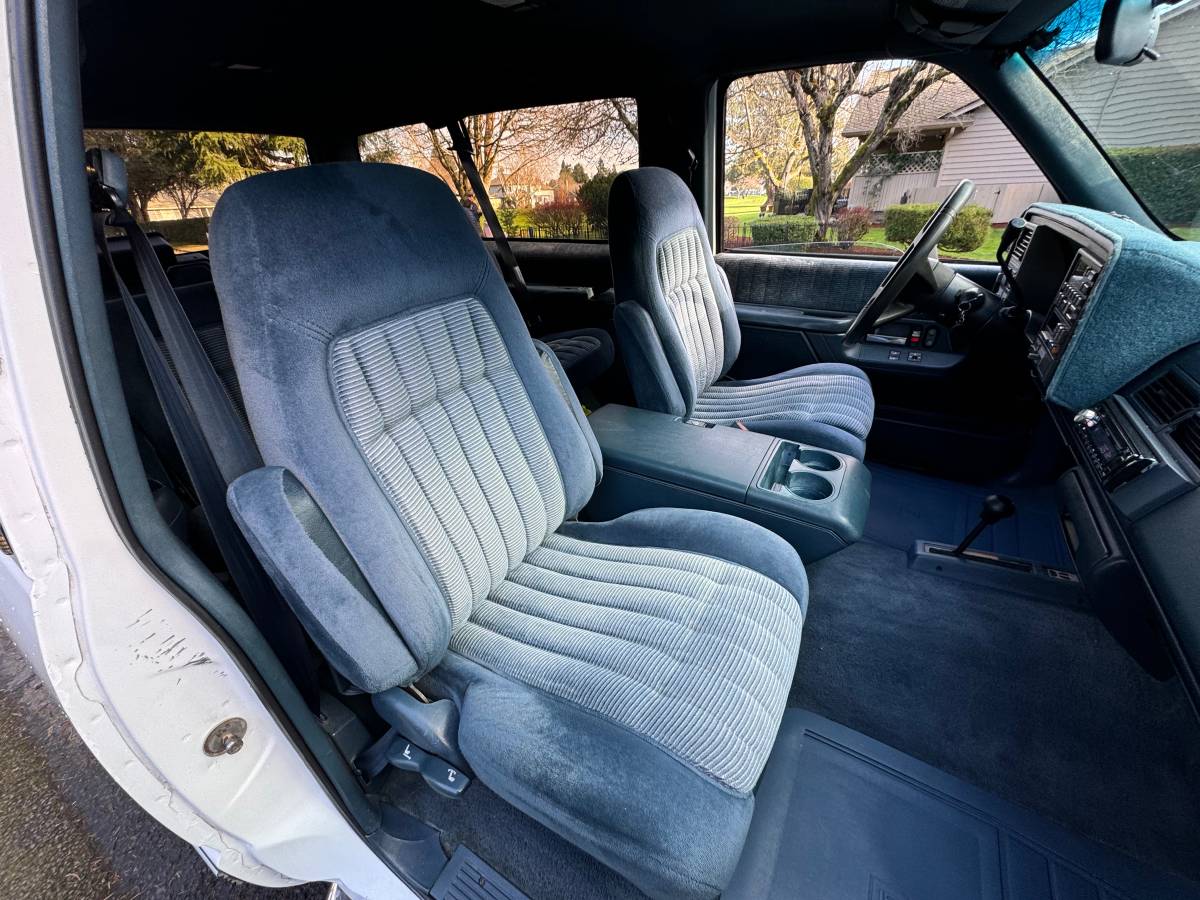 Chevrolet-tahoe-2-door-1992-white-9