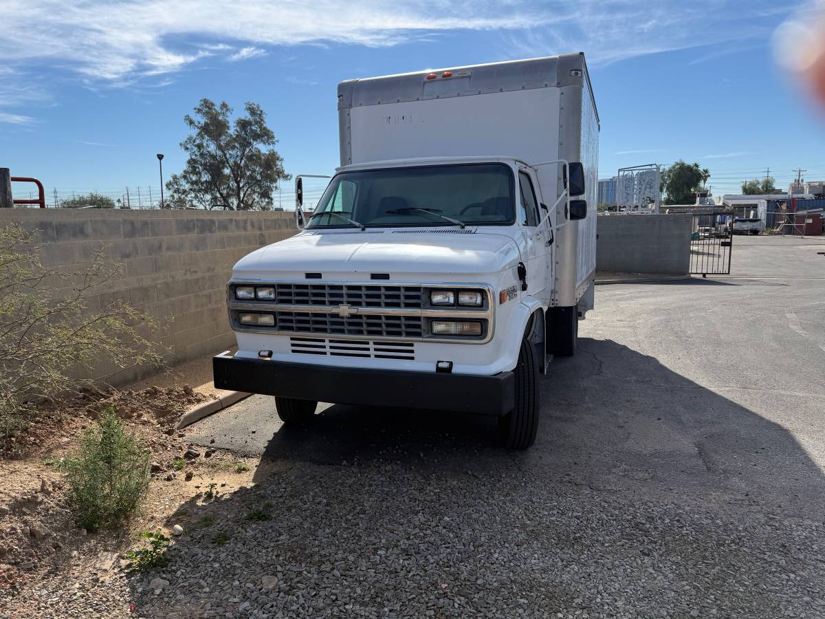 Chevrolet-van-30hd-1994-white-1