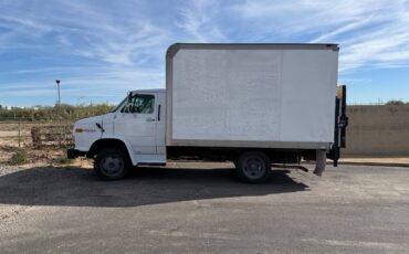 Chevrolet-van-30hd-1994-white-2