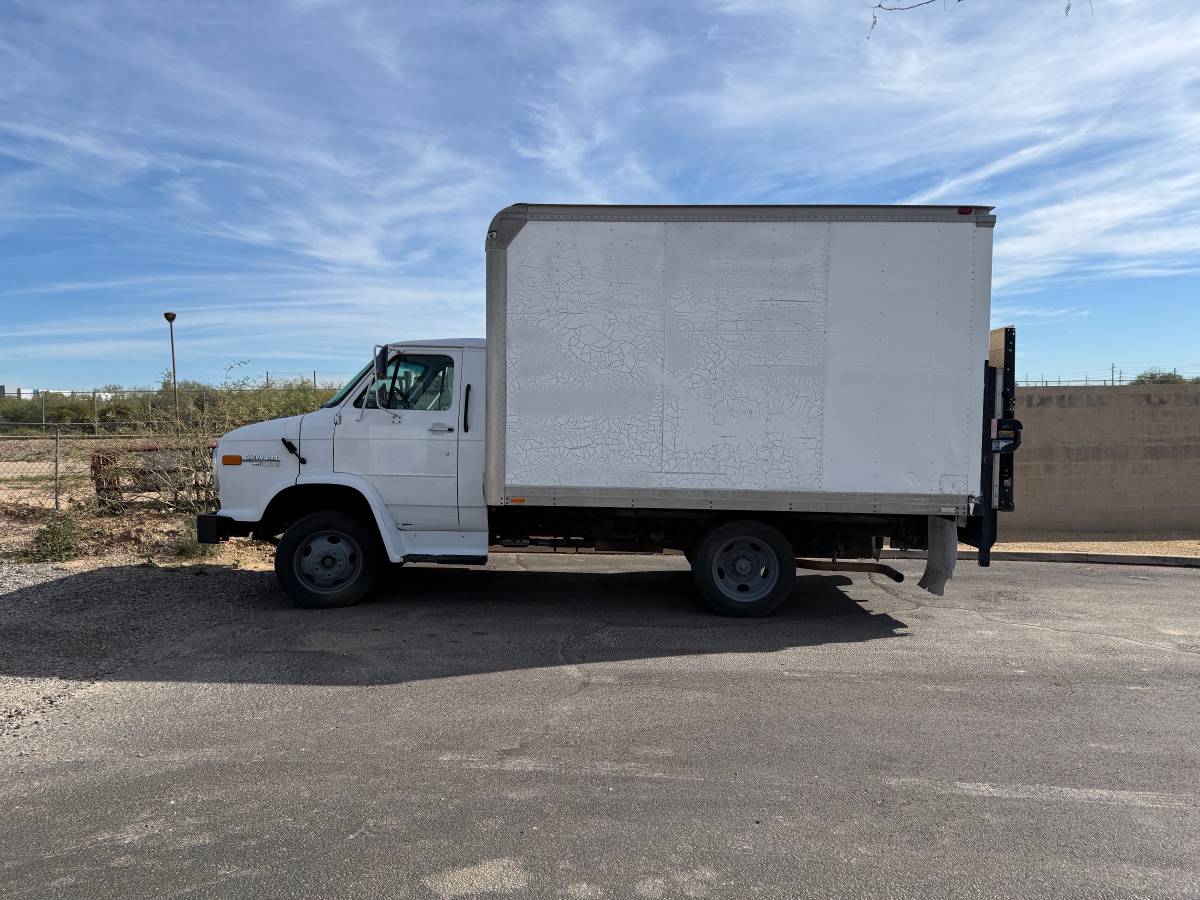 Chevrolet-van-30hd-1994-white-2