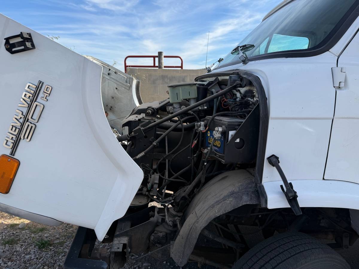 Chevrolet-van-30hd-1994-white-9