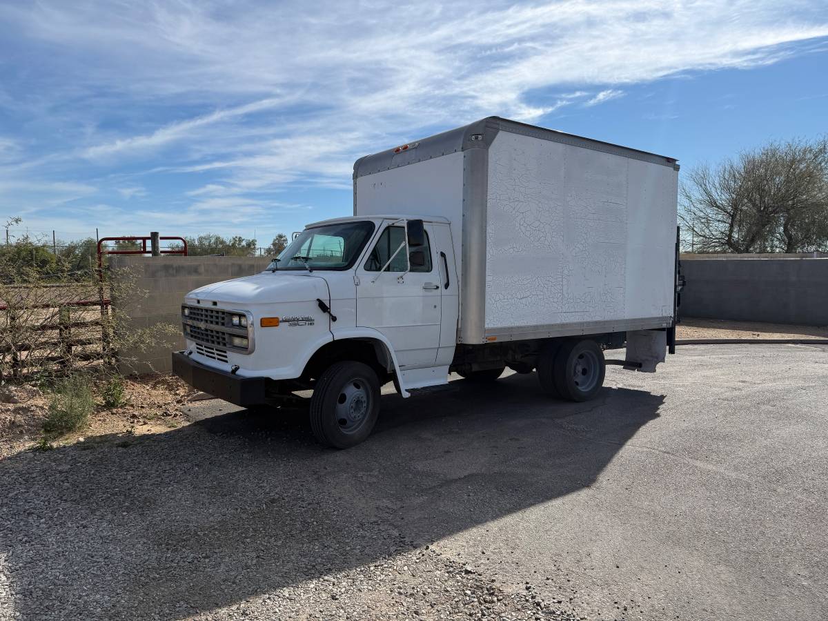 Chevrolet-van-30hd-1994-white