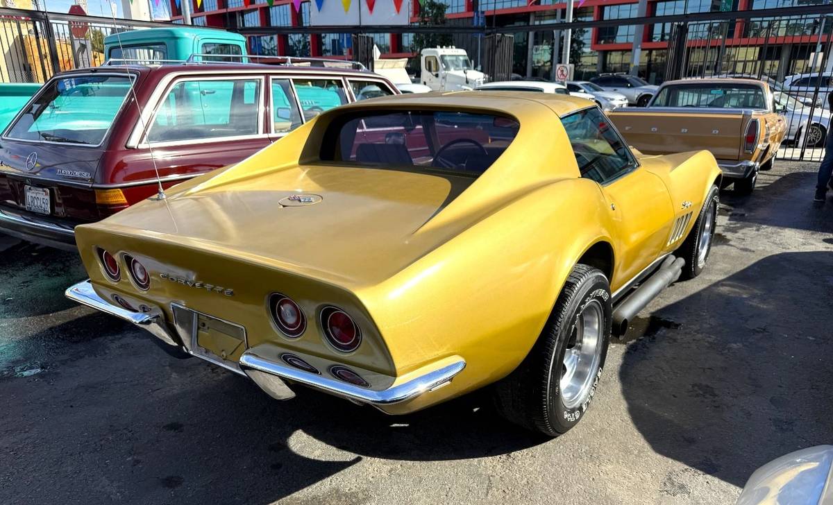 Chevrolett-corvette-stingray-1969-custom-1