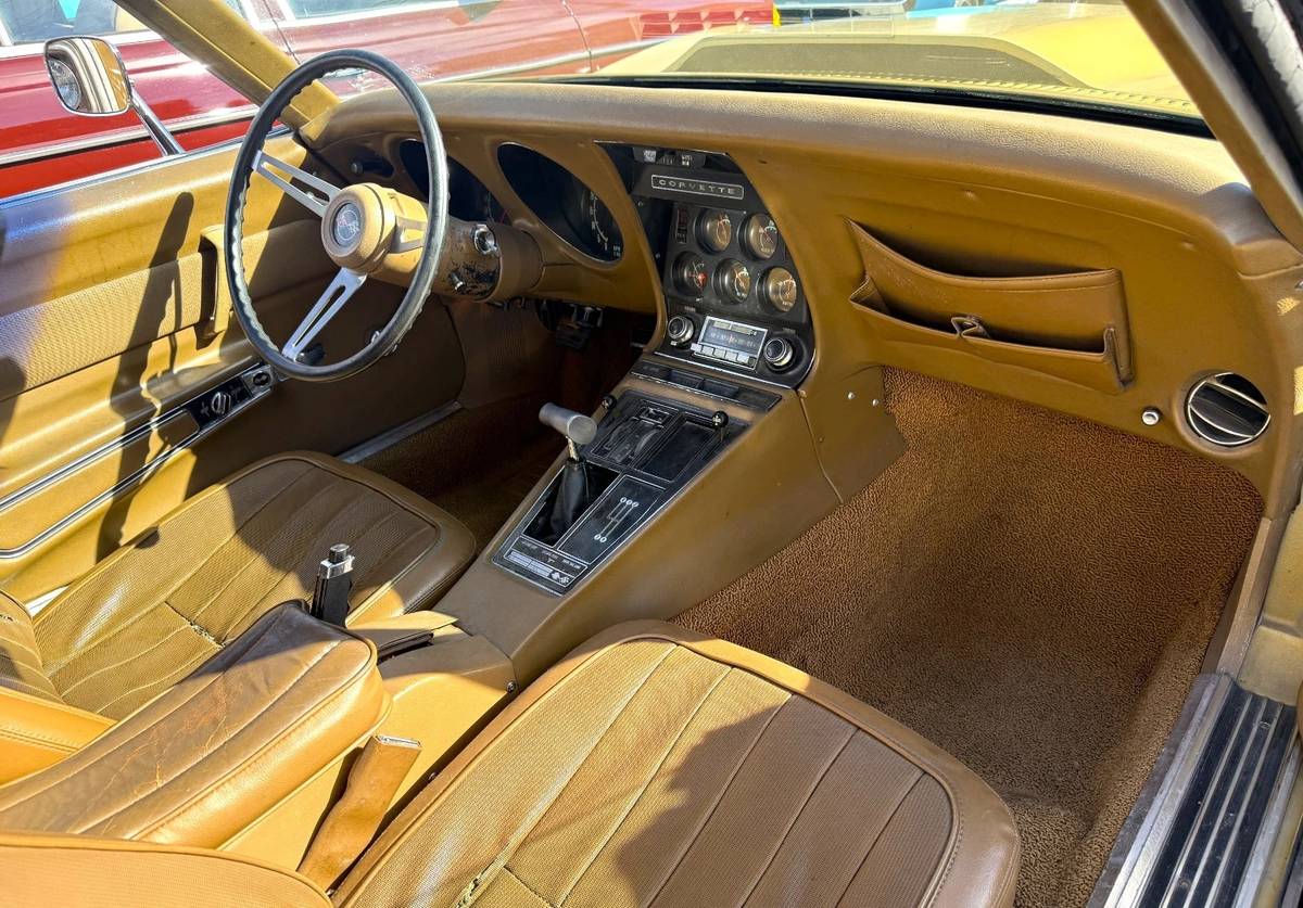 Chevrolett-corvette-stingray-1969-custom-12