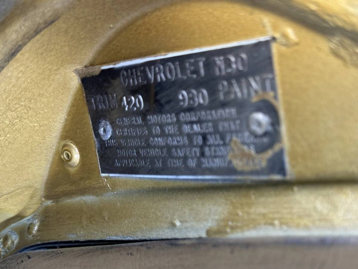 Chevrolett-corvette-stingray-1969-custom-13