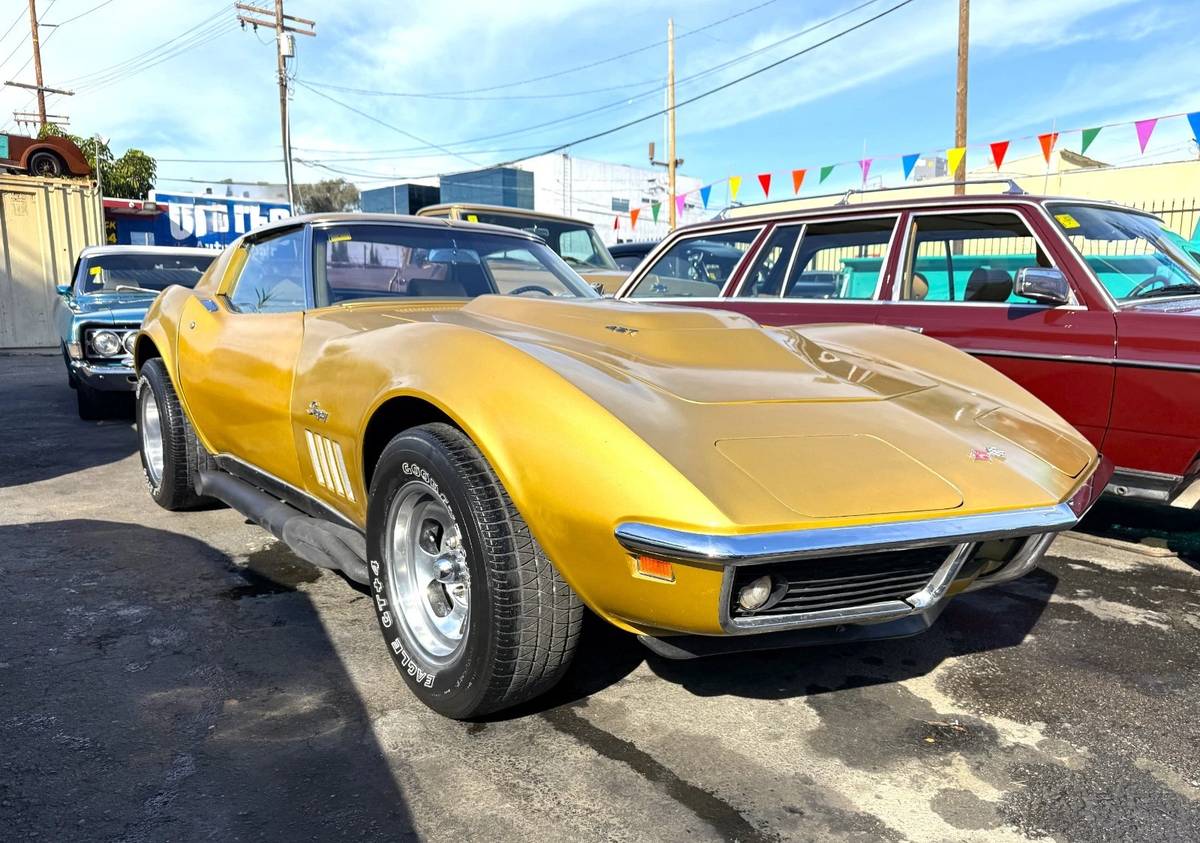 Chevrolett-corvette-stingray-1969-custom-2