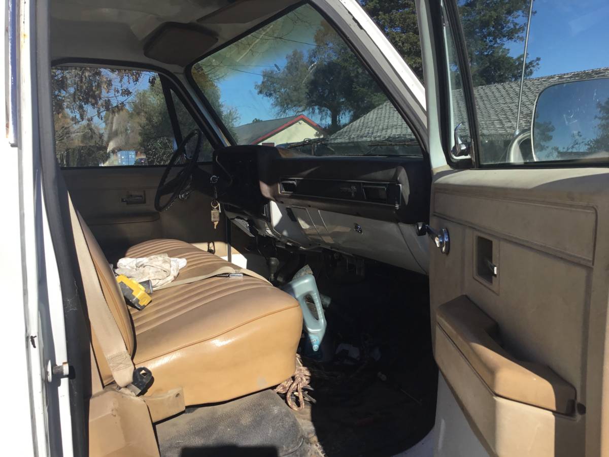 Chevy-30-4x4-1985-white-4