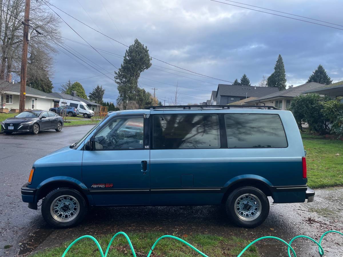 Chevy-astro-awd-van-1991-blue