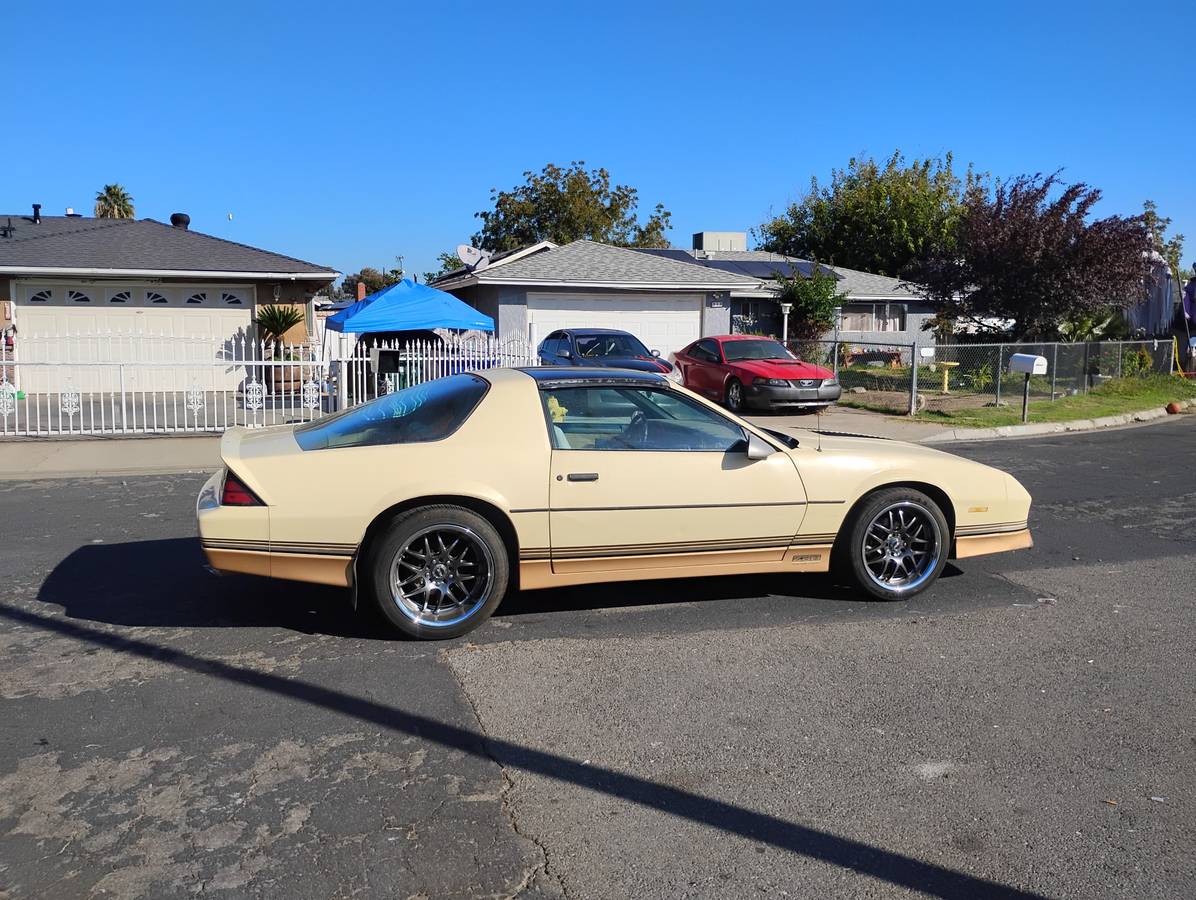 Chevy-camaro-1985-3