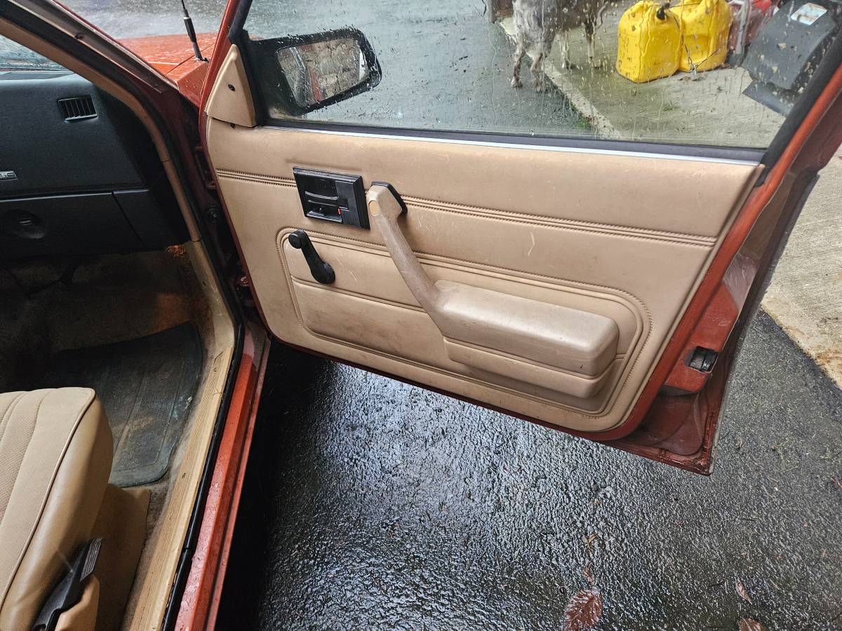 Chevy-cavalier-1985-orange-11