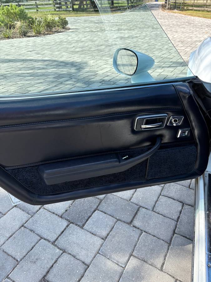 Chevy-corvette-1979-white-11