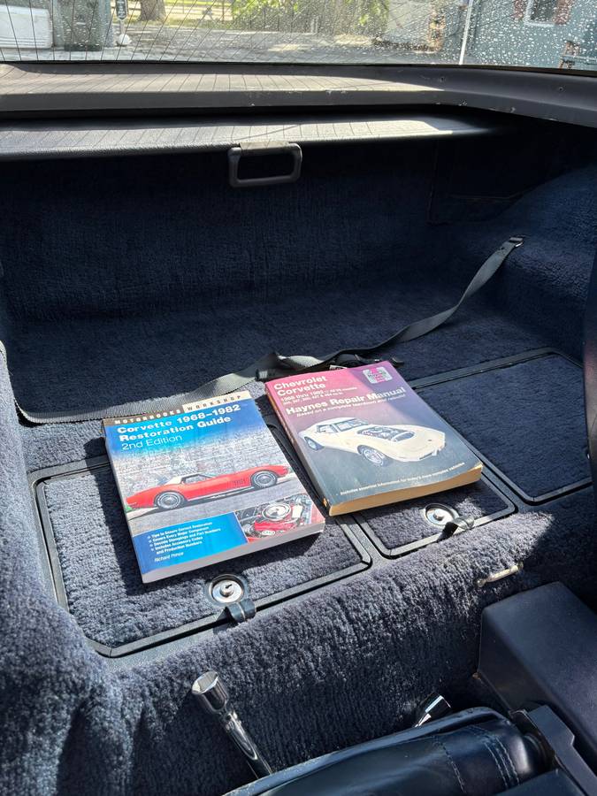 Chevy-corvette-1979-white-12