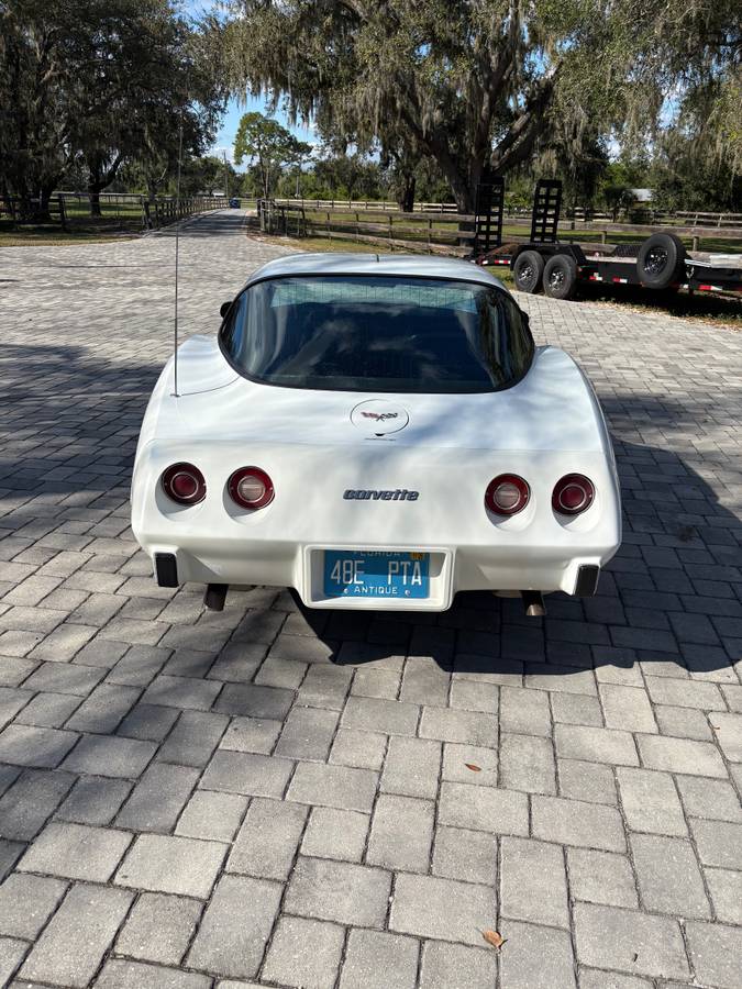 Chevy-corvette-1979-white-5