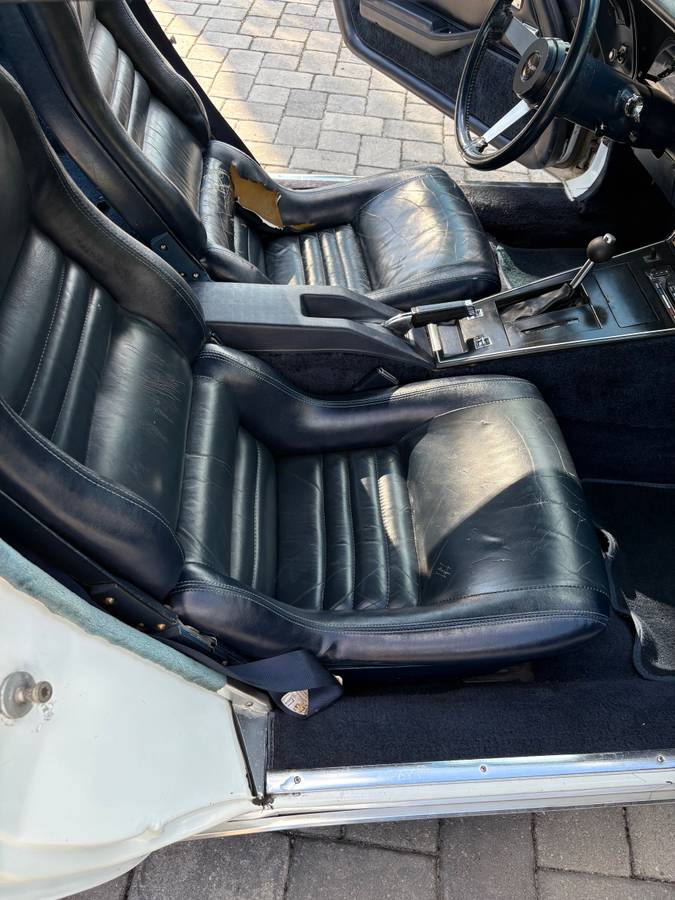 Chevy-corvette-1979-white-9