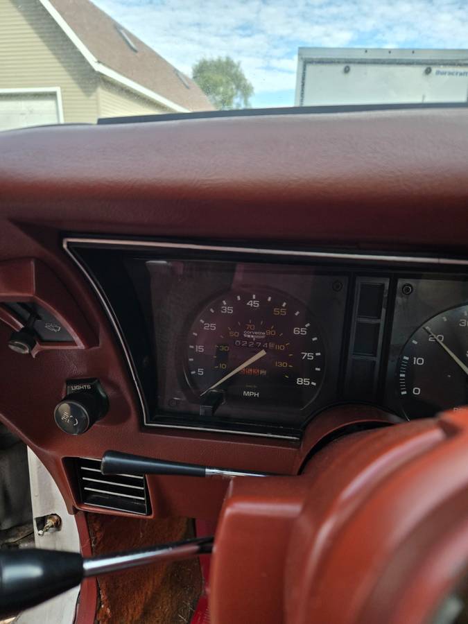Chevy-corvette-1981-white-1