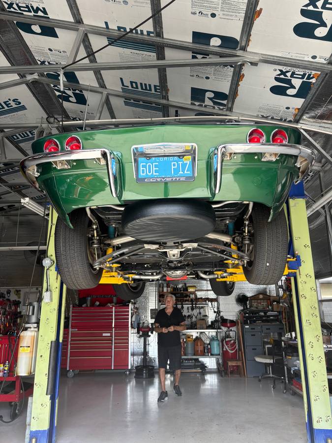 Chevy-corvette-stingray-coupe-1965-green-17