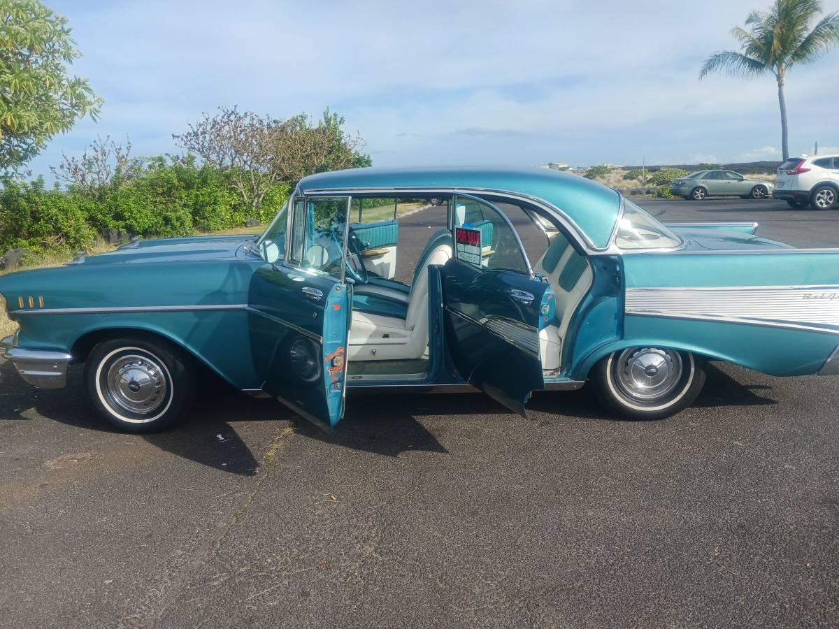 Chevy-hardtop-4dr-bel-air-1957-blue-10