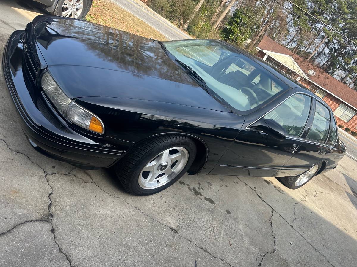 Chevy-impala-ss-1995-black-1