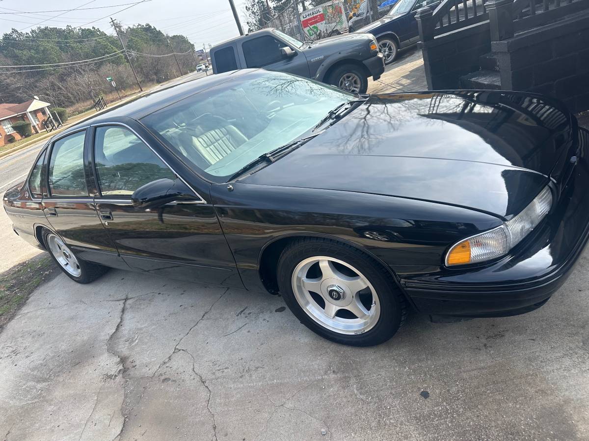 Chevy-impala-ss-1995-black-2