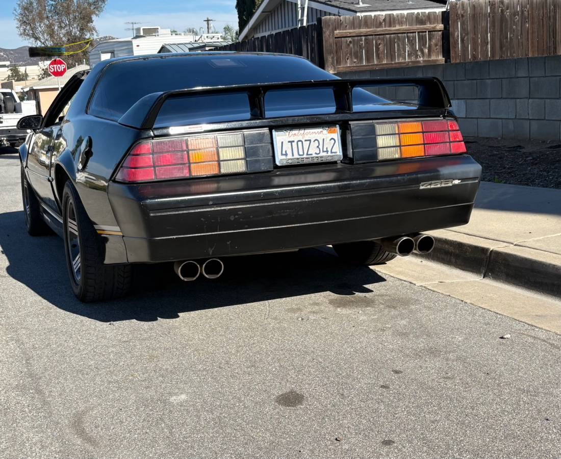 Chevy-iroc-z28-1987-black-3