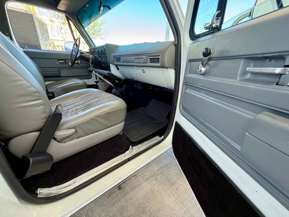 Chevy-k20-1973-white-3