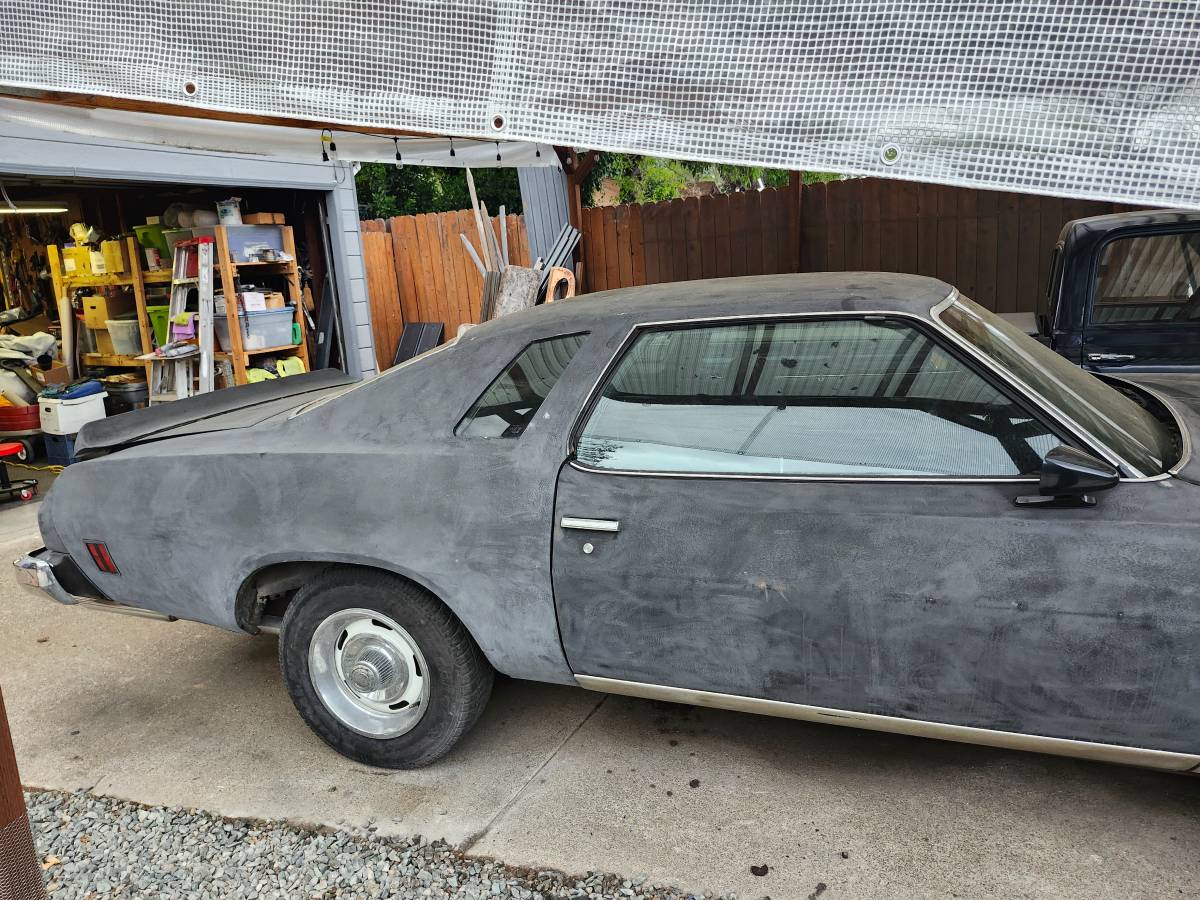 Chevy-malibu-1975-black-7