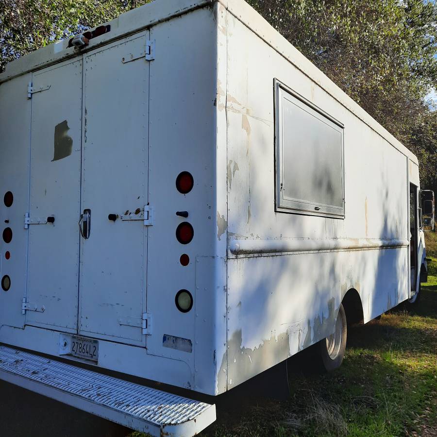 Chevy-p-30-diesel-1995-white-3