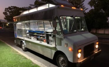 Chevy-p30-1989-white-13