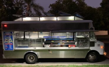 Chevy-p30-1989-white-14