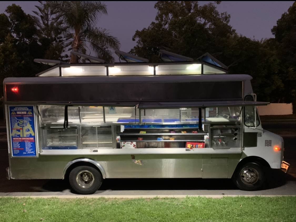 Chevy-p30-1989-white-14