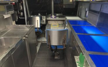 Chevy-p30-1989-white-16