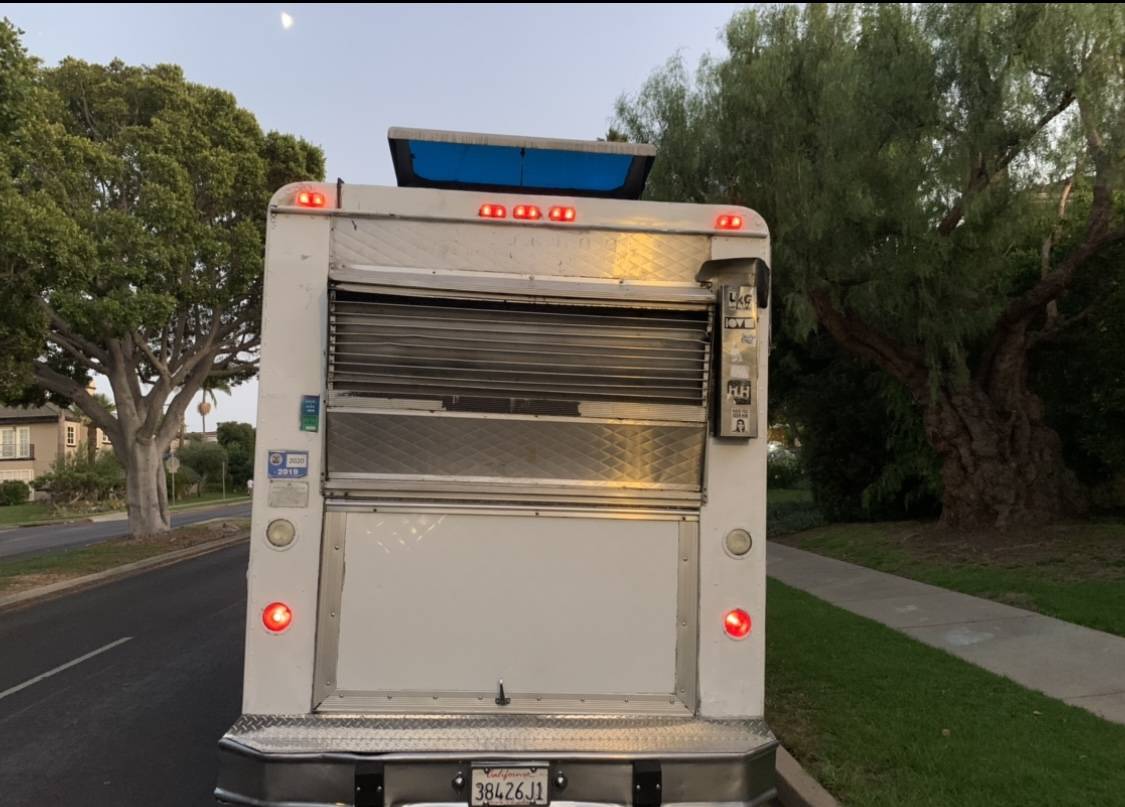 Chevy-p30-1989-white-2