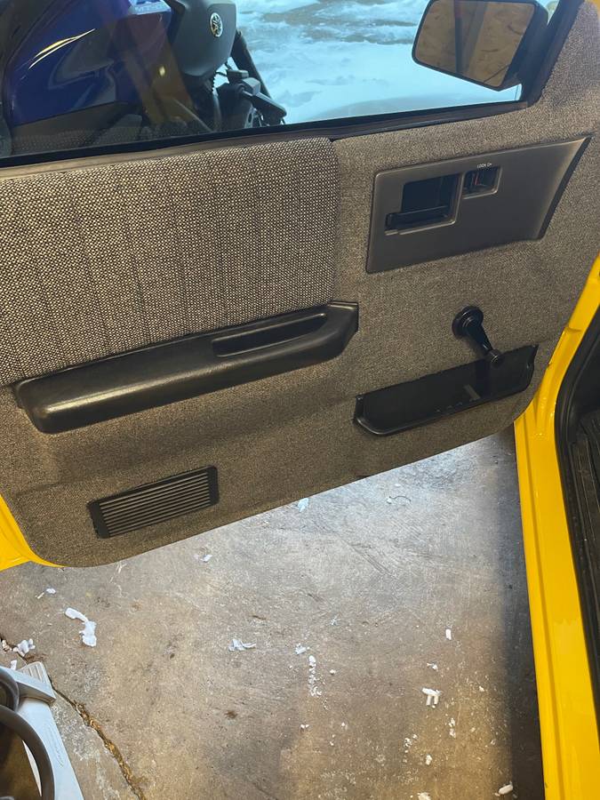 Chevy-s-10-blazer-1991-yellow-1