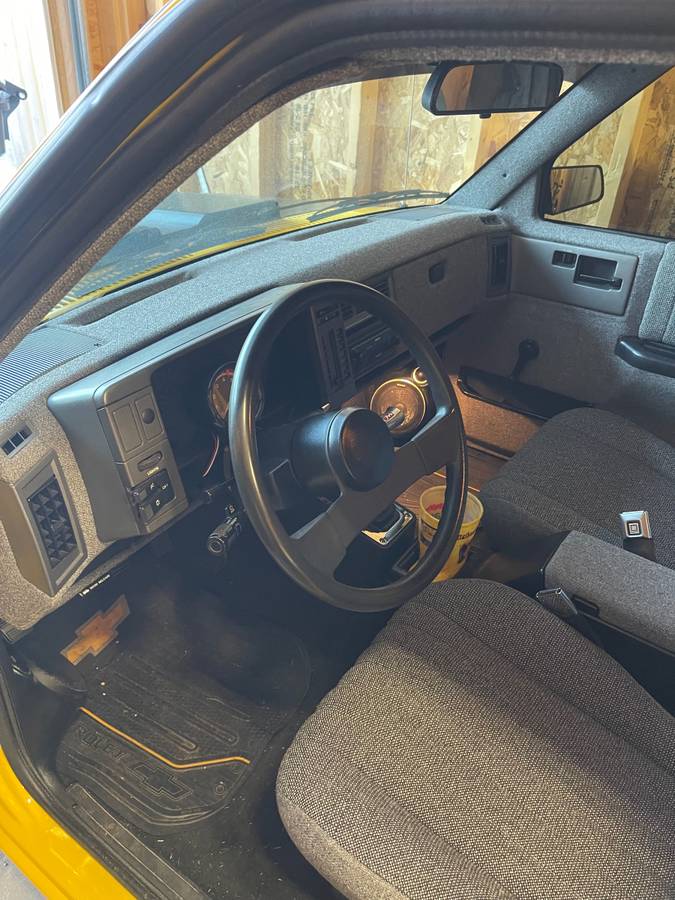 Chevy-s-10-blazer-1991-yellow-16